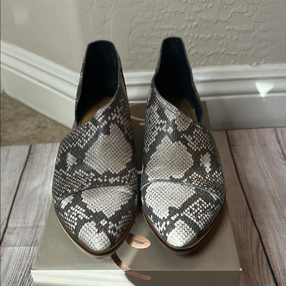 Crown Vintage Women's Snakeskin Pattern Shoes